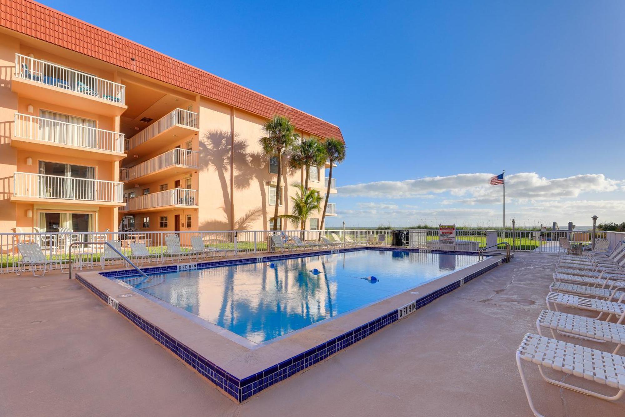 Central Cocoa Beach Condo With View, Steps To Beach! Kültér fotó