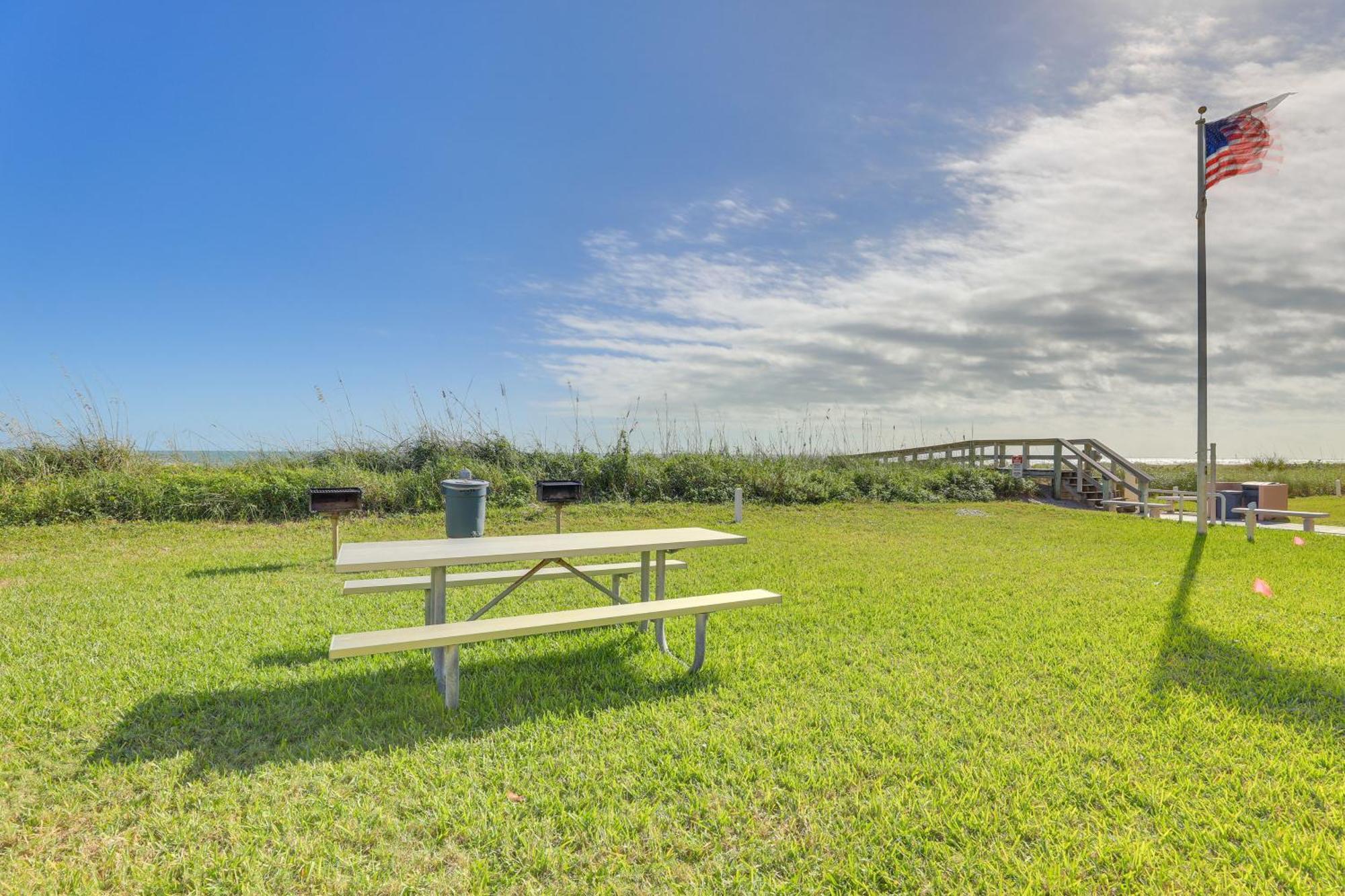 Central Cocoa Beach Condo With View, Steps To Beach! Kültér fotó