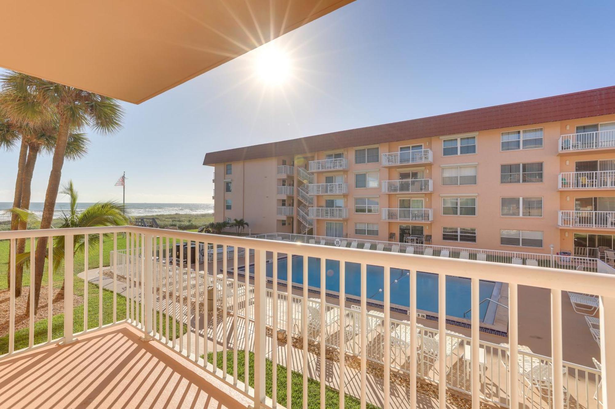 Central Cocoa Beach Condo With View, Steps To Beach! Kültér fotó